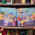 Poppet Ally At The Aquarium Ally Di Akuarium